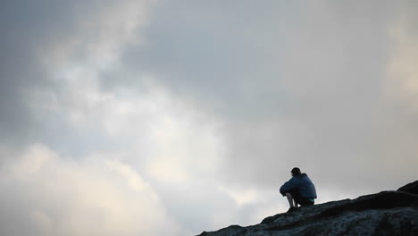 Ein-Mann-Sitzt-Auf-Einem-Erhöhten-Bereich-Und-Genießt-Die-Aussicht