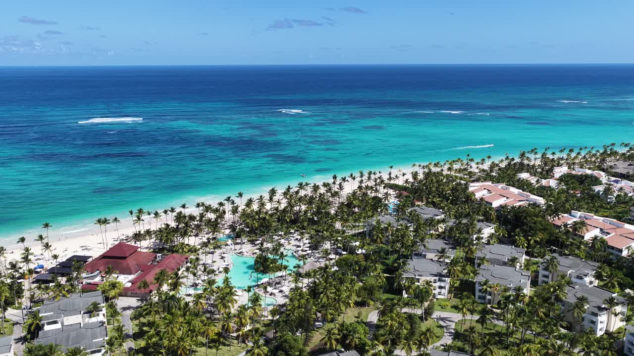 Punta Cana Skyline in Bavaro, Punta Cana, Dominikanische Republik. Karibische Skyline. Strandlandschaft. Resort-Gebäude. Punta Cana Skyline in Bavaro, Punta Cana, Dominikanische Republik. Natur-Hintergrund