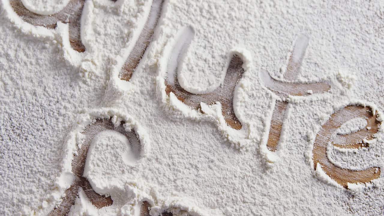 la palabra sin gluten escrita en la harina rociada 4k