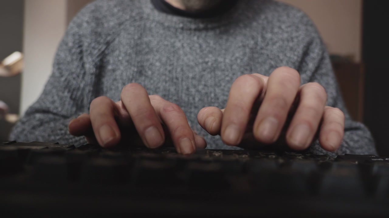 Nærbillede forfra af hænder, der taster hurtigt på et computertastatur, hvilket formidler produktivitet, deadlines, koncentration og moderne digital arbejdskultur