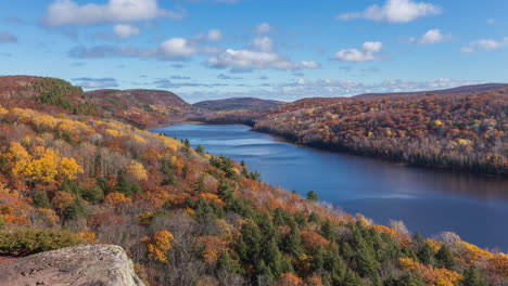 Lapso-De-Tiempo-De-Nubes-Sobre-Un-Lago-En-Las-Colinas-Cubiertas-De-Bosque-Del-Norte-De-Michigan