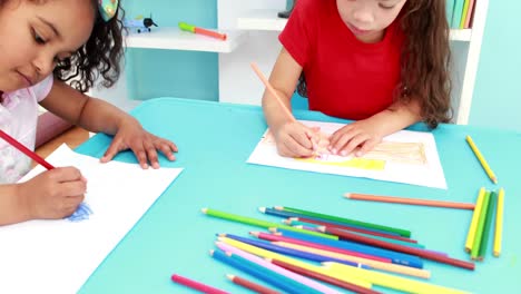 Kleine-Kinder-Zeichnen-Gemeinsam-Im-Unterricht