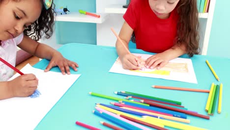 Niños-Pequeños-Dibujando-Juntos-En-Clase