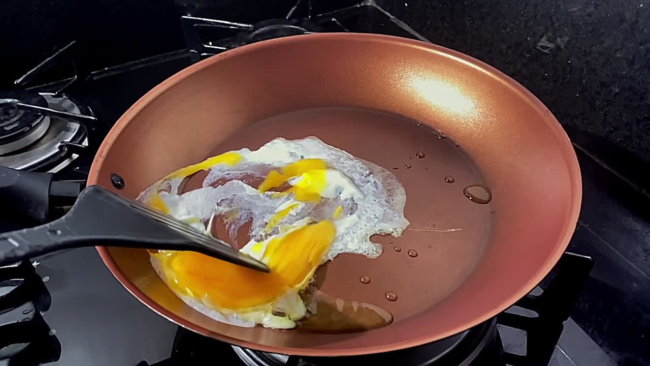 Pan sizzles with hot oil, homemade Ovo-vegetarian cooking, slow motion