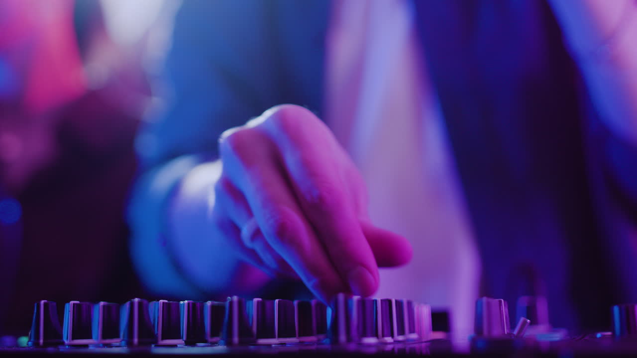 음악을 연주하는 dj