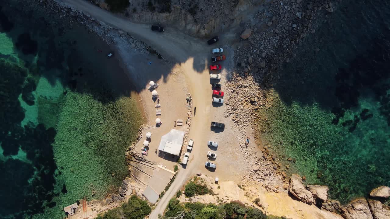 pequeña playa al atardecer en cala benirras, ibiza, españa