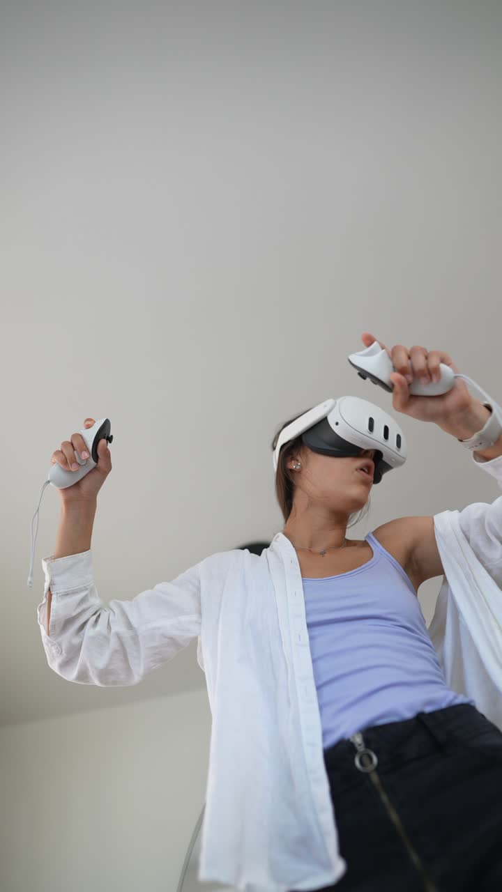 Mujer experimentando realidad virtual