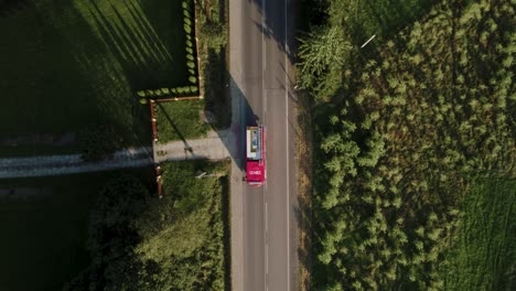 tomada de un dron de 4k de conducir un camión de bomberos