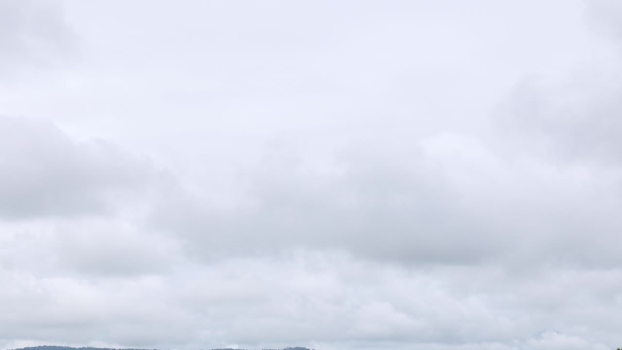 하늘을 가로질러 빠르게 움직이는 구름