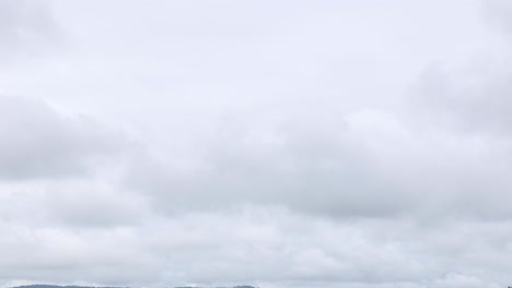 nubes moviéndose rápidamente a través del cielo