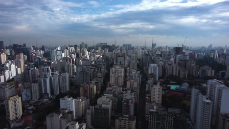 Vista-Aérea-De-Una-Cantidad-Interminable-De-Rascacielos-En-La-Metrópoli-De-Sao-Paulo,-Brasil