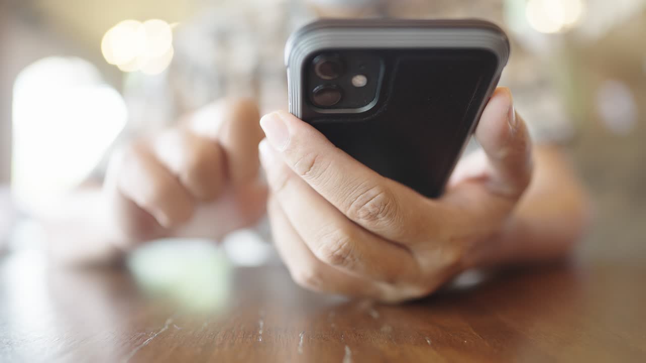 젊은 사업가가 인터넷에 연결된 스마트 폰을 통해 고객들과 비디오 컨퍼런스를 하고 있습니다.