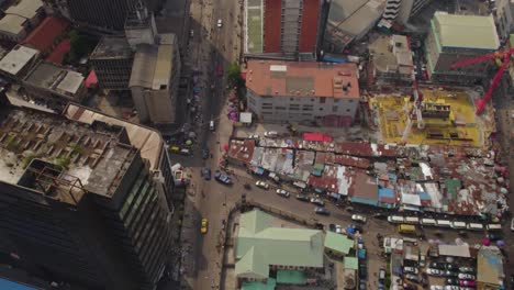 Toma-Aérea-De-Arriba-Hacia-Abajo-De-Una-Ciudad-Con-Edificios-Altos-En-Lagos