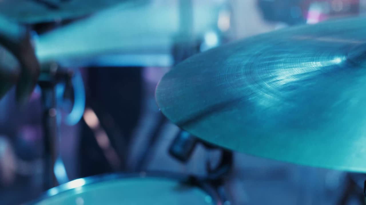 Primo piano di un piatto su una batteria