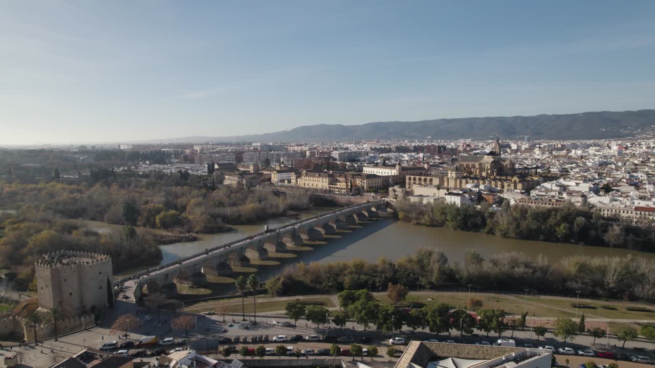 vista aérea a través del río con puente romano y mezquita-catedral de córdoba