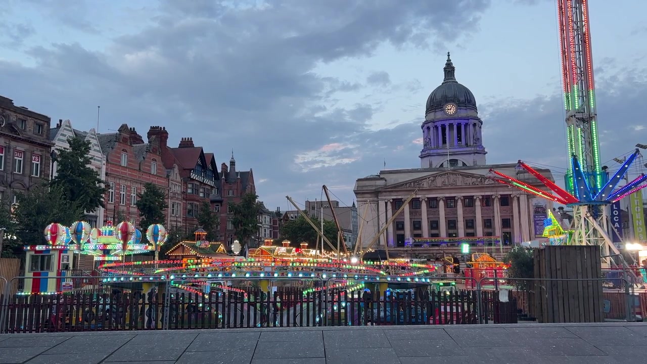 Ogni estate, l'annuale Nottingham Beach trasforma Old Market Square, con l'iconica Nottingham Council House sullo sfondo, nel cuore del centro di Nottingham, Inghilterra