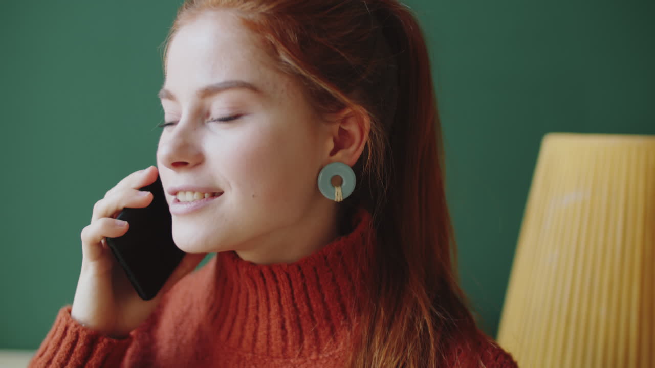 женщина разговаривает по телефону