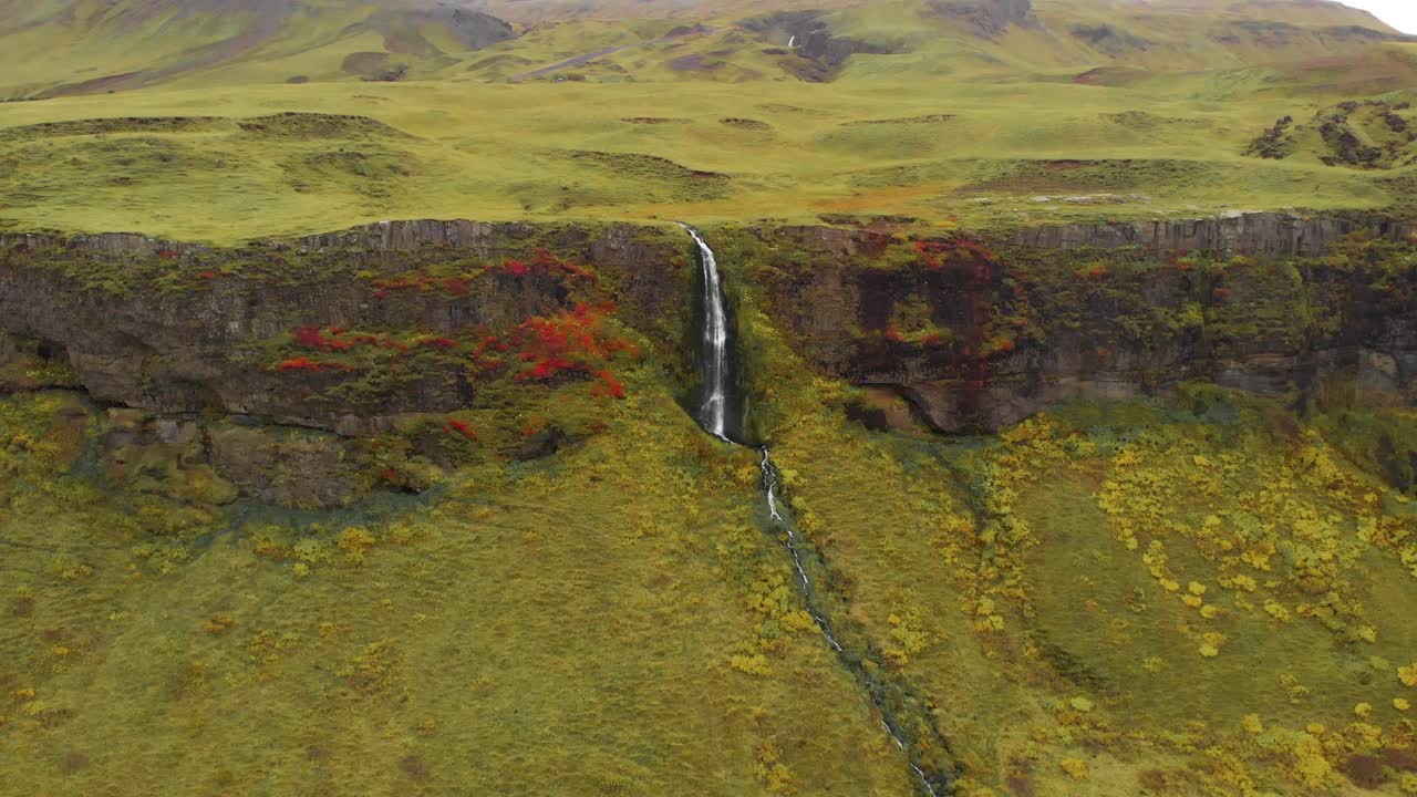 acantilado empinado en el verde paisaje nórdico de la cascada de seljalandsfoss