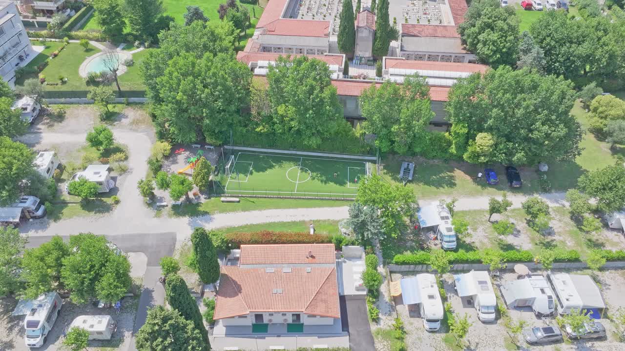 리도 해변 근처에 주차된 캠퍼밴 갈레아지, 항공 플라이오버