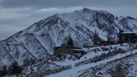 Toma-Aérea-Descendente-De-Las-Pistas-De-Esquí-De-Farellones-Rodeadas-Por-Los-Andes.