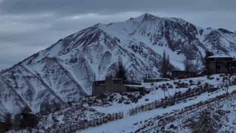 toma aérea descendente de las pistas de esquí de farellones rodeadas por los andes.