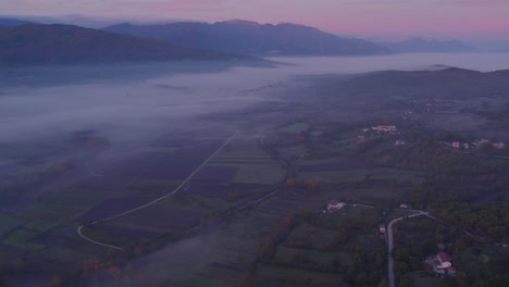 Tierras-Agrícolas-Italianas-Cubiertas-De-Niebla-Ligera-Durante-El-Amanecer,-Antena