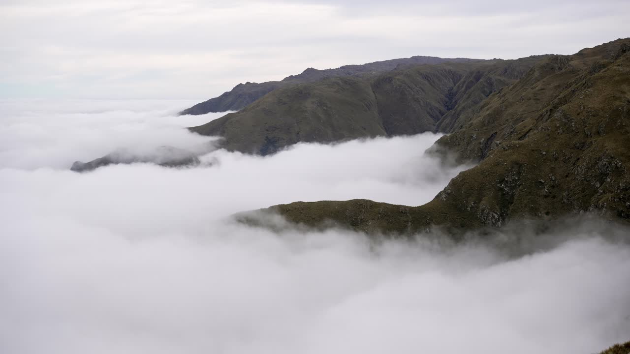 산꼭대기  ⁇ 에서 형성되는 구름의 담요의 시간 간격