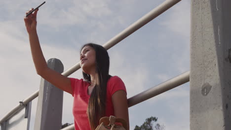 una mujer joven tomando fotos.