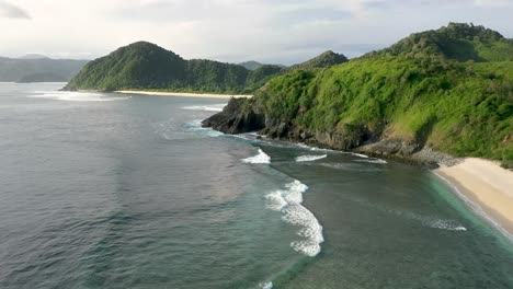 olas suavemente espumosas que se lavan en la playa de arena blanca, playa de pantai, semeti, lombok, bali, indonesia, drone aéreo estableciendo toma