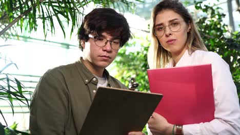 estudiantes sorprendidos en el invernadero