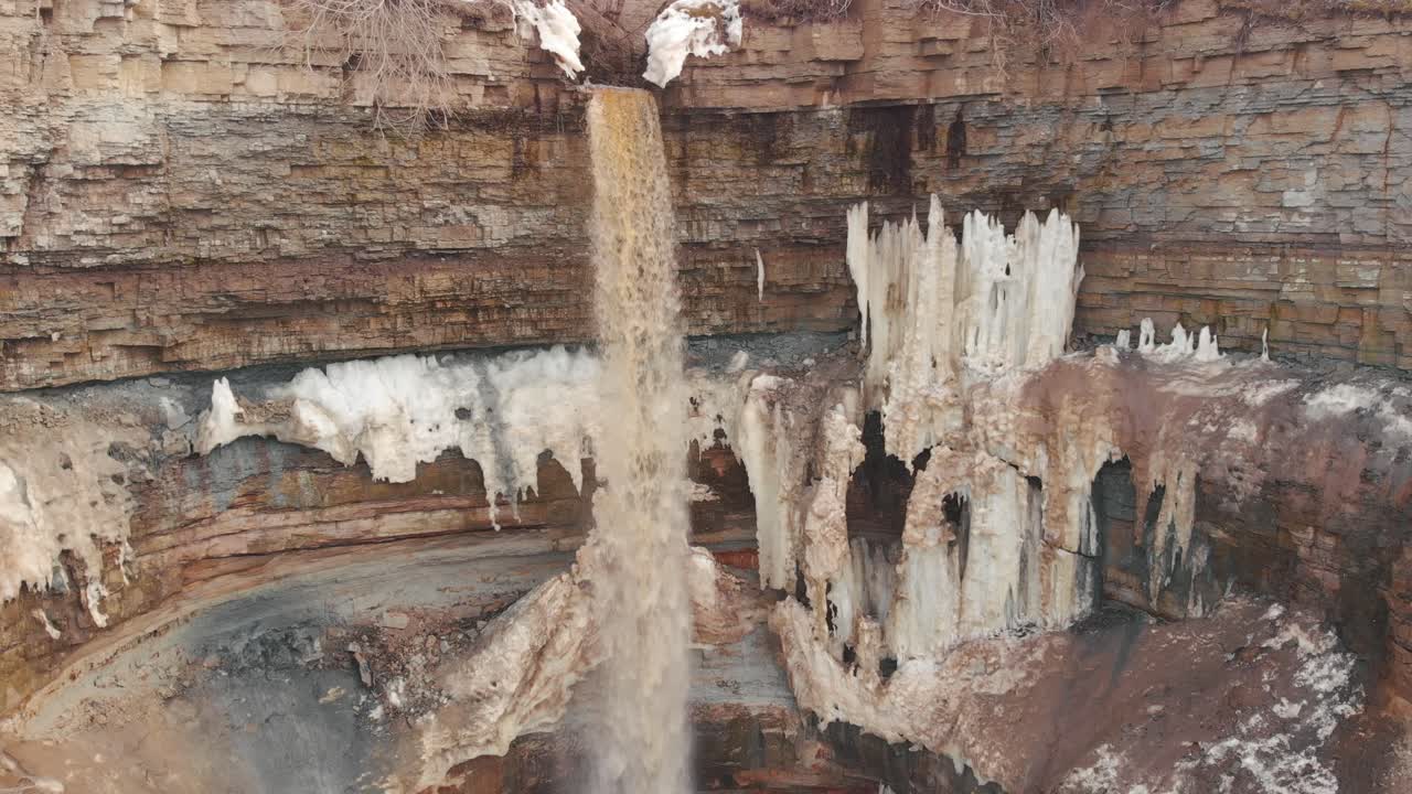 una cascada congelada que cae en cascada por un acantilado rocoso