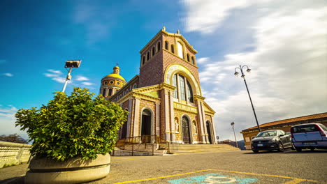 rápido movimiento de nube lapso de tiempo con la catedral de tindari en primer plano en italia en la basílica santuario maría durante la hora de oro