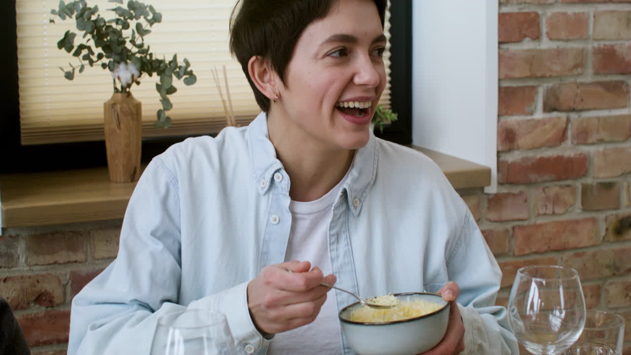 mujer en una reunión de amigos