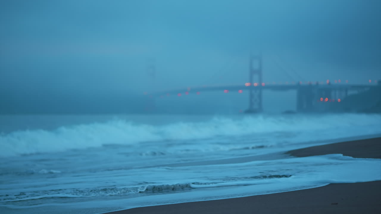 아침 일찍 샌프란시스코 의 베이커 비치 에서 볼 수 있는 안개 가 인 골든 게이트 다리