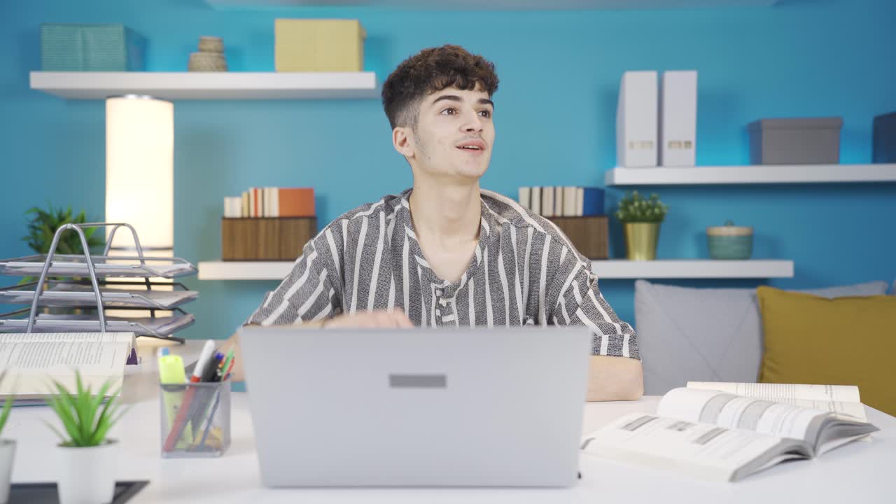 공부하는 동안 생각하는 학생의 머릿속에 아이디어가 떠오릅니다.