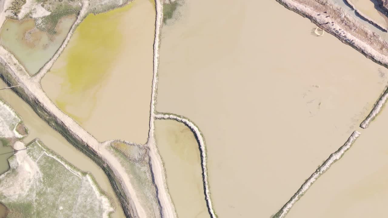 여름 뜨거운 지질학적 소금 광물 땅의 공중 사진