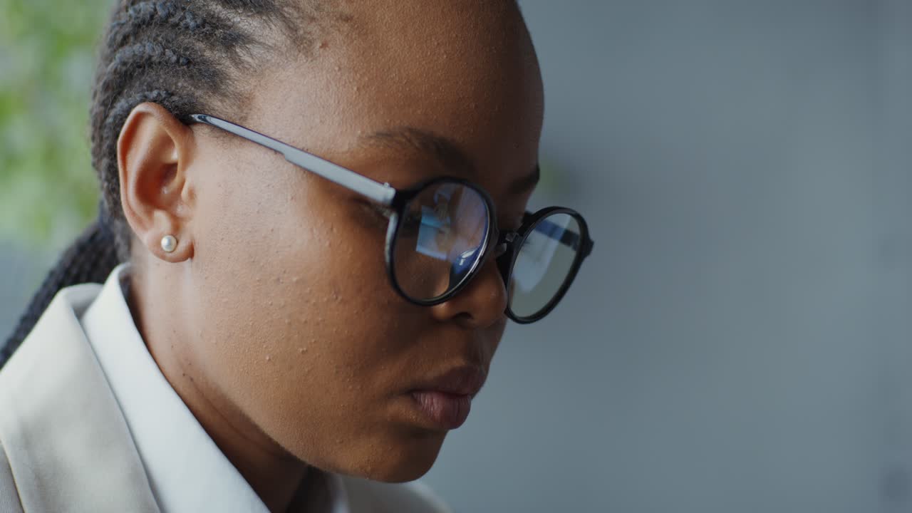 mujer negra enfocada con gafas