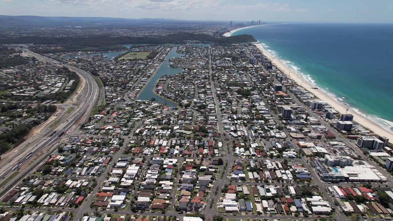 Flygvy över kustförorten Palm Beach med natursköna Pacific Beach i Queensland, Australien.