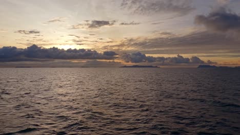 Impresionantes-Imágenes-De-4k-Sobre-El-Golfo-De-Tailandia-Al-Atardecer-Con-Islas-En-La-Distancia-E-Impresionantes-Formaciones-De-Nubes