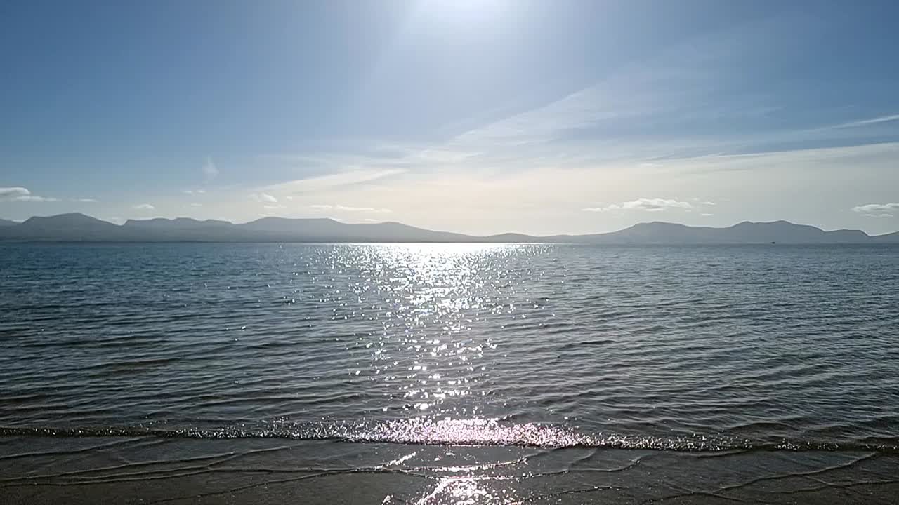 흐릿한 스노우도니아 산맥을 가로질러 이 ⁇ 한 느린 움직임 반 ⁇ 이는 아일랜드 해양 풍경