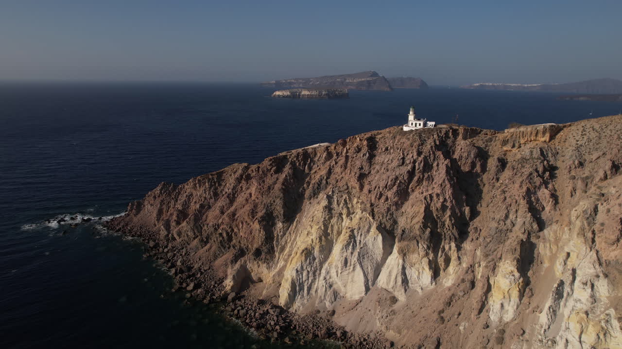 vista aérea, faro de akrotiri y costa rocosa de la isla de santorini, grecia