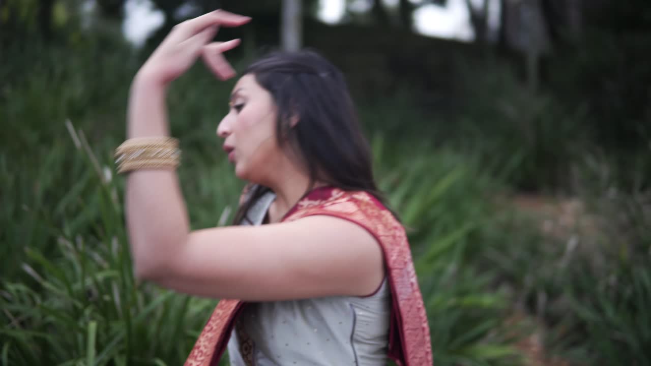 전통 의상 을 입고 공연 하는 인도 고전 댄서 - 중간