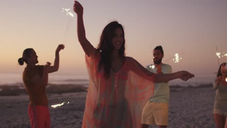 Mujer-Caucásica-Jugando-Con-Fuego-En-La-Playa.