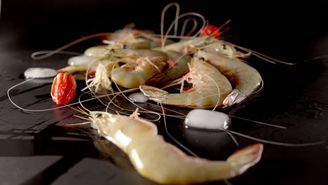 camarones de mar frescos con especias
