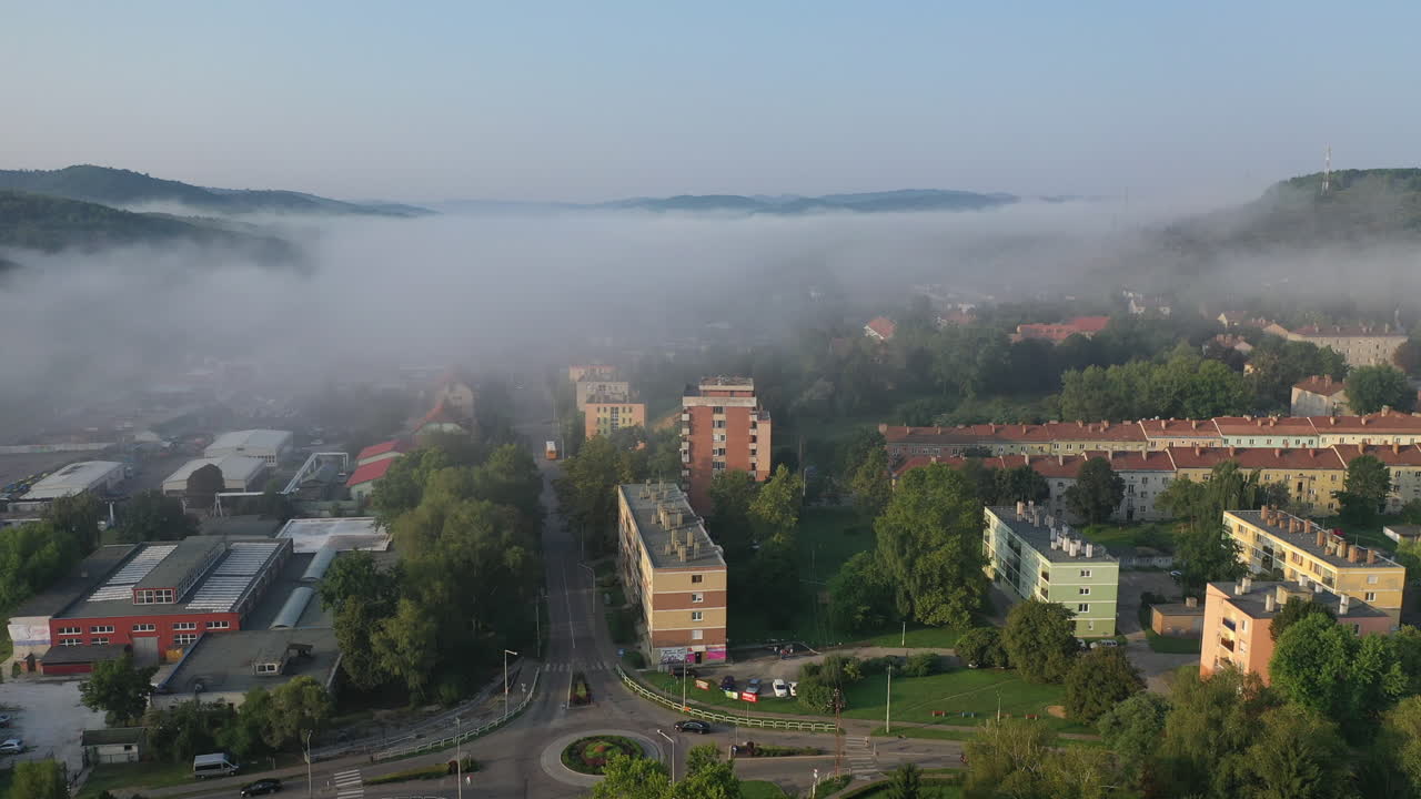 아침 안개 헝가리, ozd 도시에서 도시 지역을 무인 항공기로 비행