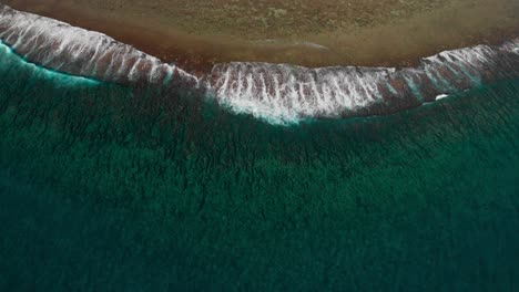 Las-Olas-Del-Océano-Rebotan-En-Un-Arrecife-De-Coral-En-La-Hermosa-Laguna-De-La-Isla-De-Raratonga