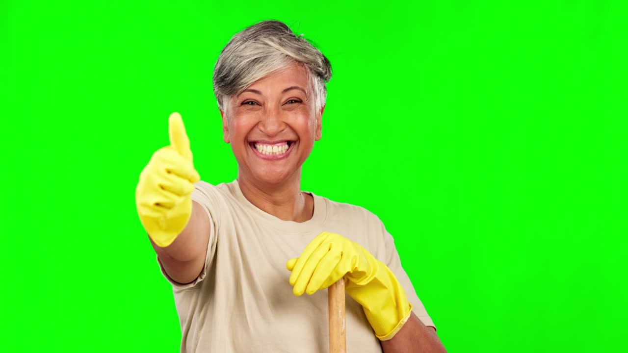 pulgares hacia arriba, pantalla verde y mujer con guantes