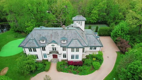 Experience-the-epitome-of-luxury-living-in-Lake-Forest,-Illinois