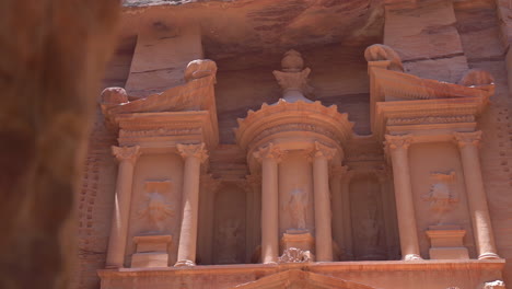 Revelación-De-La-Fachada-De-Petra-Del-Edificio-Del-Tesoro-El-Antiguo-Nabateo,-Jordania