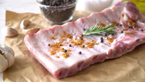 costillas de cerdo crudas frescas con ingredientes